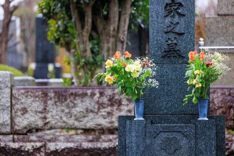雨の日の墓と供花